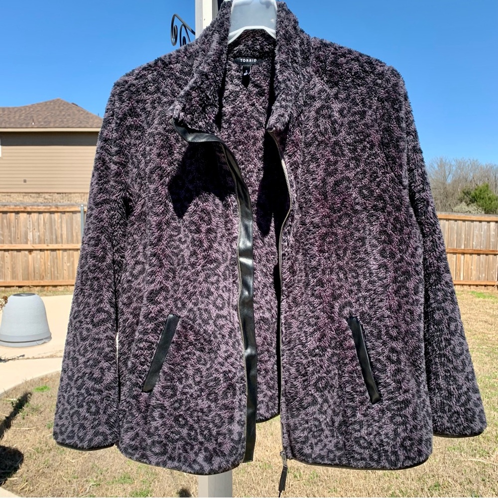 torrid Faux Fur Leopard Print Coat Bomber Jacket Gray Warm Animal Print Gray - Picture 12 of 15